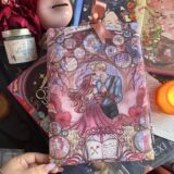 ''To the Hollow'' booksleeve - Funda de libro vidriera Evajacks