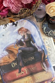 PREORDER ''Violet with books'', funda en preventa.