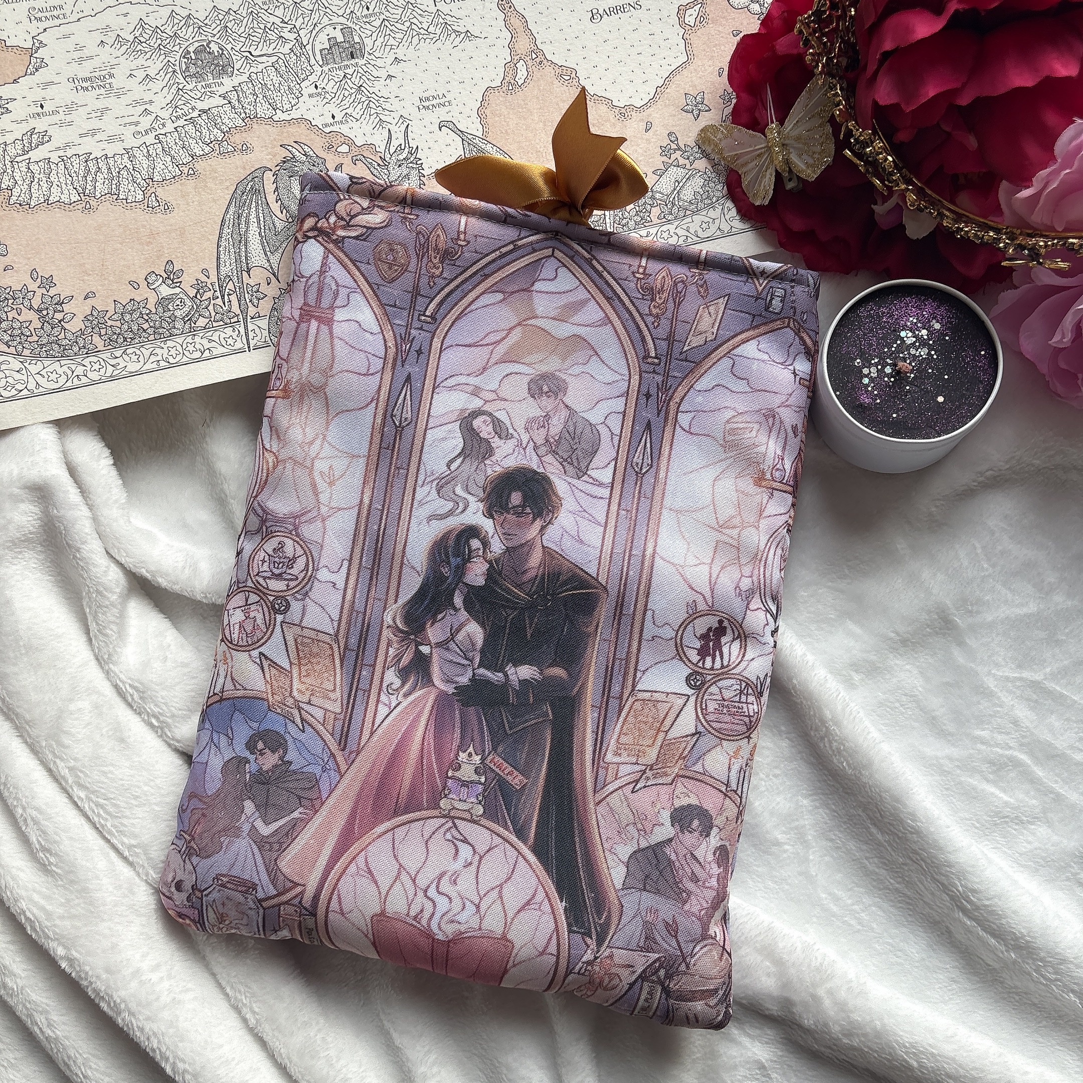 PREORDER ''Assistant to the Villain stained glass.'' booksleeve. - Imagen 3