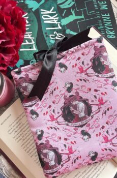 PREORDER: ''Pattern Butcher y Blackbird'' book and ereader sleeve.