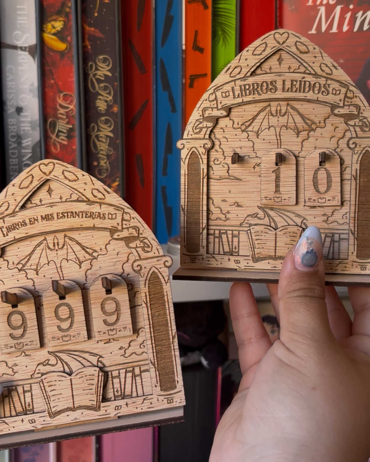 PREORDER : ''Libros en mi estantería.'' - Wooden standee. - Imagen 4