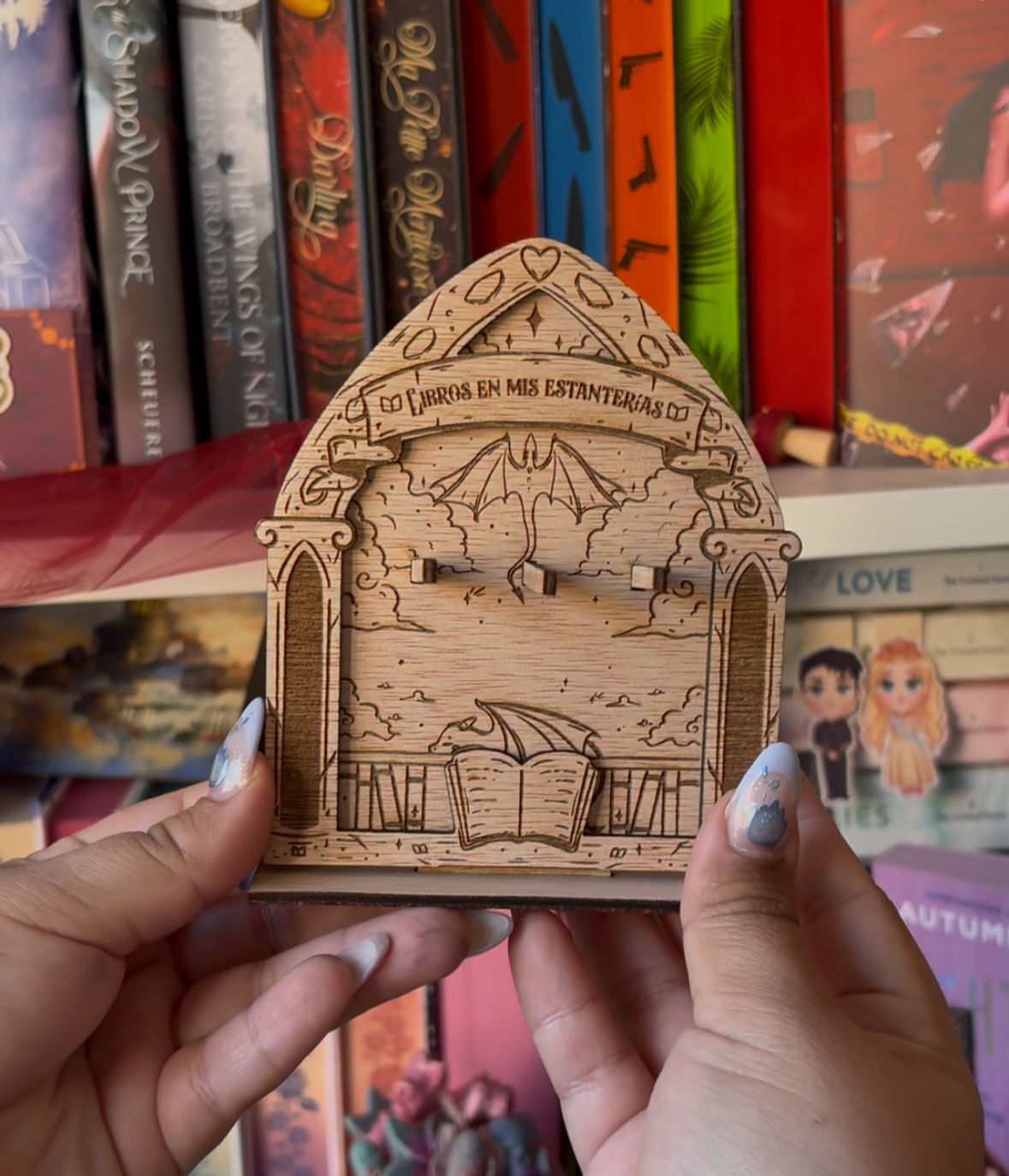 PREORDER : ''Libros en mi estantería.'' - Wooden standee. - Imagen 2