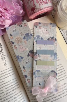 ''Bookish magical creatures.'' marcapáginas tradicional con post-its.