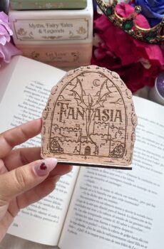 Portal a libros de fantasía - Standee de madera.