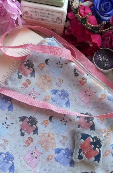 PREORDER: Totebag All-over bookish creatures con cremallera y bolsillo, y guata.