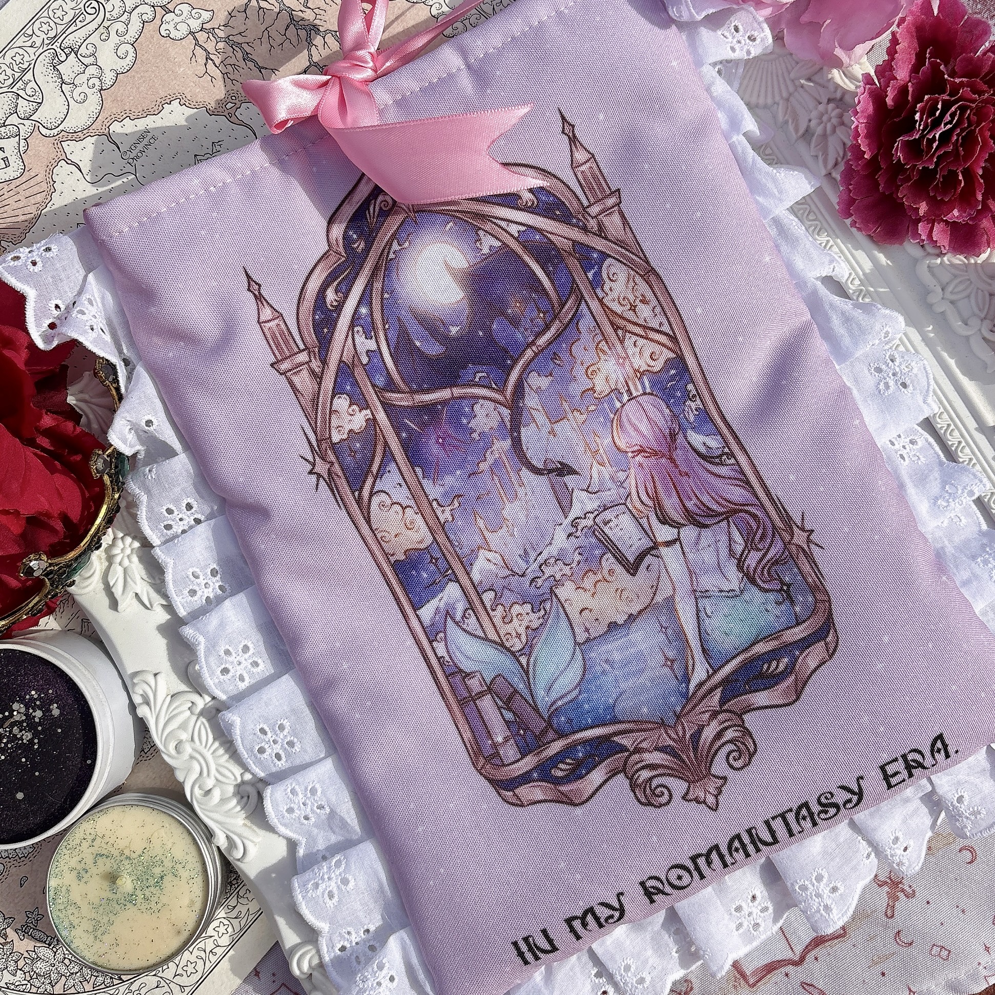 PREORDER, Funda literaria ''In my romantasy era'', modelo ''Coquette''. - Imagen 4